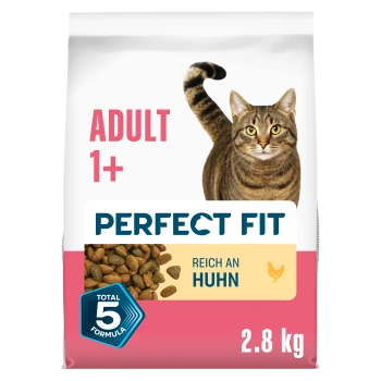 Perfect Fit Katzenfutterbeutel mit getigerter Katze; sichtbare Beschriftung „ADULT 1+“, „PERFECT FIT“, „REICH AN HUHN“, „2,8 kg“.