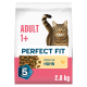 Perfect Fit Katzenfutterbeutel mit getigerter Katze; sichtbare Beschriftung „ADULT 1+“, „PERFECT FIT“, „REICH AN HUHN“, „2,8 kg“.