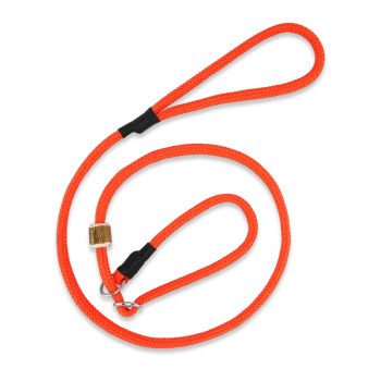 Orange geflochtene Nylon-Schleppleine für Hunde mit schwarzen Verbindern und einer kleinen Holzperle auf schwarzem Hintergrund.