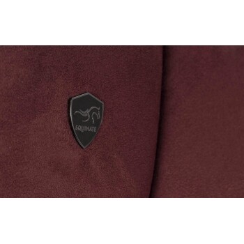 Nahaufnahme eines burgunderfarbenen Stoffes mit einem schwarzen, schildförmigen Logo, das "EQUINATE" liest und eine Pferdesilhouette zeigt.