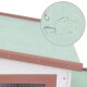 Holzkaninchenstall mit einem rot-weißen Design, mit mehreren Fächern, Rampen und Drahtgeflecht zur Belüftung.