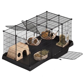 Schwarzer Drahtkäfig für Kleintiere mit Meerschweinchen in Stoffhängematten, Holzhöhle, Futternäpfen und einer angebrachten Trinkflasche