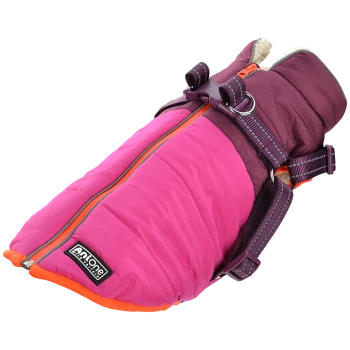 Un manteau pour chien vibrant rose et violet avec une fermeture éclair et des sangles ajustables, avec une doublure intérieure douce et une bordure orange.