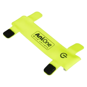 Jouet pour animaux de compagnie jaune vif avec des extrémités en Velcro noir, présentant le logo "AniOne wild variety."