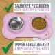 Rosa Haustierfütterungsmatte mit zwei Edelstahlschalen, mit Text über Sauberkeit und vier enthaltenen Einsätzen für verschiedene Schalen Größen.