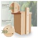 Holz-Hundehütte mit Belüftungsöffnungen und Schraubelementen für Langlebigkeit, vor einem Waldhintergrund. Der Text auf Deutsch hebt die Merkmale hervor.