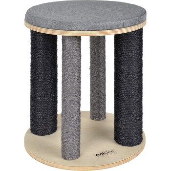 Runder Holz-Kratzhocker für Katzen mit gepolstertem grauem Sitz, vier mit Sisal umwickelten Säulen (schwarz und grau) und 'AniOne'-Logo an der Basis.