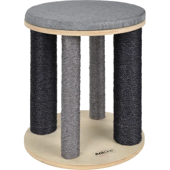 Runder Holz-Kratzhocker für Katzen mit gepolstertem grauem Sitz, vier mit Sisal umwickelten Säulen (schwarz und grau) und 'AniOne'-Logo an der Basis.