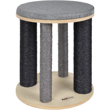 Runder Holz-Kratzhocker für Katzen mit gepolstertem grauem Sitz, vier mit Sisal umwickelten Säulen (schwarz und grau) und 'AniOne'-Logo an der Basis.