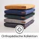 Fünf gestapelte orthopädische Haustierbettkissen in verschiedenen Farben mit medizinischem Kreuzsymbol und Text 'Orthopädische Kollektion'