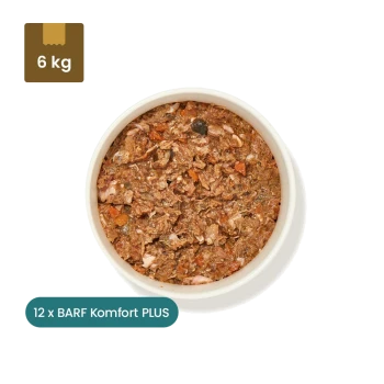 Gefrorenes Tierfutterpaket mit der Aufschrift "BARF Komfort PLUS Lachs, 500 g" mit einer Schüssel des Futters, die Stücke von Lachs und Gemüse zeigt.