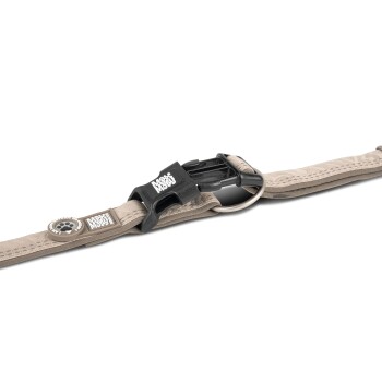 Beiges verstellbares Hundehalsband mit schwarzer Kunststoffschnalle, Metallring und „Mochi Mochi“-Logo auf Schnalle und Anhänger.