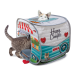 Chatons calico et tigrés dans un jouet pour chat en forme de camping‑car étiqueté «Happy Camper», avec le logo KONG et un jouet cœur rouge.