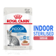 Royal Canin Indoor Sterilised Katzenfutterbeutel, mit einer Illustration einer grauen getigerten Katze, mit Text, der 'Indoor Sterilised' und '85 g/r' hervorhebt.