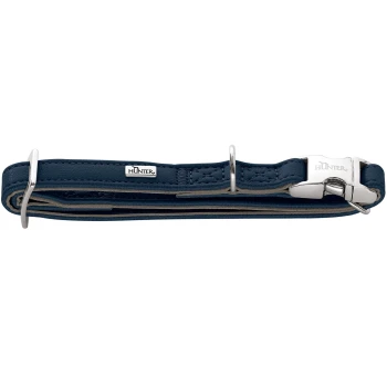 Dunkelblaues Leder-Hundehalsband mit silberner Metallschnalle und D-Ringen, Metalllogo 'HUNTER' als Anhänger und 'HUNTER' auf der Schnalle eingraviert.
