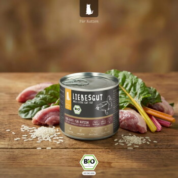 Dose LIEBESGUT Bio-Entenkatzenfutter mit der Kennzeichnung 'Für Katzen' und 'BIO' auf Holz mit rohem Fleisch, Reis und Grünzeug.