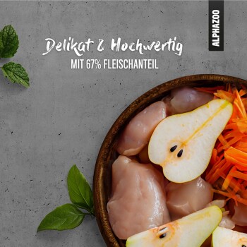 Schüssel mit rohen Hühnerstücken, geschnittenem Birne und geriebenen Karotten auf einer grauen Oberfläche, mit dem Text 'Delikat & Hochwertig MIT 67% FLEISCHANTEIL' darüber.