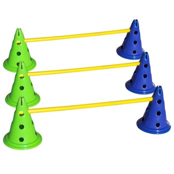 Bunte Trainingskegel in Grün und Blau mit gelben Stangen, entworfen für Agilitätsübungen für Haustiere.