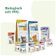 Yarrah Bio-Katzenfutterprodukte, einschließlich Trockenfutterbeuteln, Nassfutterdosen und Snacks, mit einem Text, der besagt: "Biologisch seit 1992."