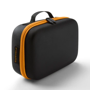Schwarze, strukturierte Hartschalenbox mit orangefarbenem Reißverschluss und Tragegriff oben, Reißverschlussanhängern und seitlichem 'FISKARS'-Anhänger.