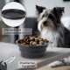 Eine graue zusammenklappbare Fressnapf mit Hundefutter und einem Karabiner, mit einem kleinen Hund im Hintergrund. Text: "Platzsparend" und "Praktischer Karabiner."