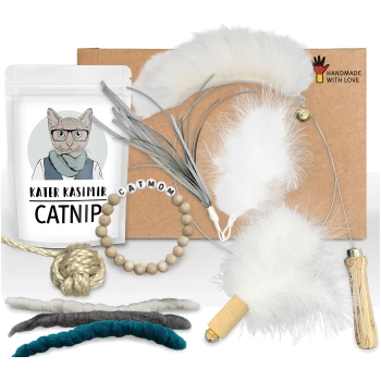 Eine Sammlung von Katzenspielzeugen: 'KATER KASIMIR CATNIP', Federstäbe und Stoffspielzeuge auf einem braunen Hintergrund.