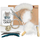 Eine Sammlung von Katzenspielzeugen: 'KATER KASIMIR CATNIP', Federstäbe und Stoffspielzeuge auf einem braunen Hintergrund.