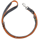 Eine strapazierfähige Hundeleine mit einem grauen und orangefarbenen Design, mit einem Metallclip zur Befestigung und einem gepolsterten Griff für Komfort.