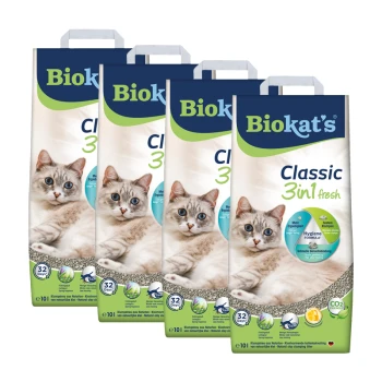 Quatre sacs de litière pour chats Biokat's Classic 3in1 frais avec un chat de couleur claire sur le devant, avec des affirmations d'hygiène et de contrôle des odeurs.