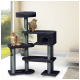 Twee katten spelen op een multi-level kattenboom met zacht zwart stof, met een gezellige schuilplaats en krabpalen, in een lichte kamer.