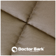 Nahaufnahme eines beigen Haustierbettstoffs mit gestepptem Muster, mit dem Logo 'Doctor Bark' und dem Text 'MADE IN GERMANY.'