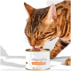 Bengalkatze leckt an einer Dose Katzenfutter mit der Aufschrift 'Katzenfutter 100% Fleischanteil Herz' (Lucky-Kitty).