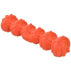 Helles orangefarbenes Gummihundespielzeug in Form eines Knochens, mit strukturierten Erhebungen für besseren Halt und Spiel.