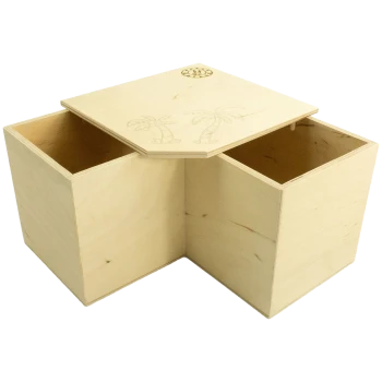 Holzkiste zur Aufbewahrung von Haustierbedarf mit einem sechseckigen Deckel, mit gravierten Palmen und einem Logo oben.