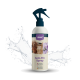 Eine Flasche nimo® Anti-Filz Spray für Haustiere, mit einem Hund und einer Katze auf dem Etikett, mit einer blauen Sprühdüse und einem Wasserspritzeneffekt.