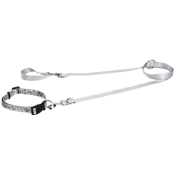 Lichtgrijze verstelbare hondenhalsband met cartoon hondenkopjes en een zwarte gesp, bevestigd aan een bijpassende lichtgrijze riem met metalen clip en ringen.