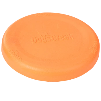 Orangefarbene Hundescheibe mit dem eingeprägten Text "DogsCreek" auf der Oberfläche, entworfen für das Spielen im Freien.