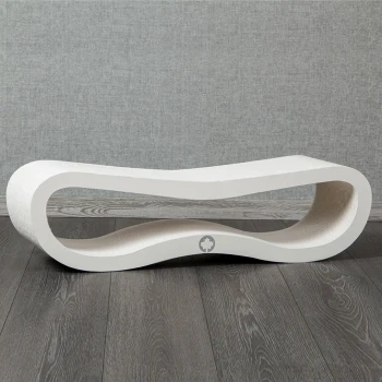 Kratzbrett Orbit 2.0 weiß Ein moderner weißer Kratzbaum für Katzen mit einem wellenförmigen Design, das eine strukturierte Oberfläche zum Kratzen und ein Logo an der Seite aufweist.