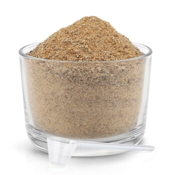 Ein Glasbehälter gefüllt mit einem Haufen braunem Haustierfutterpulver, begleitet von einem kleinen weißen Messlöffel.