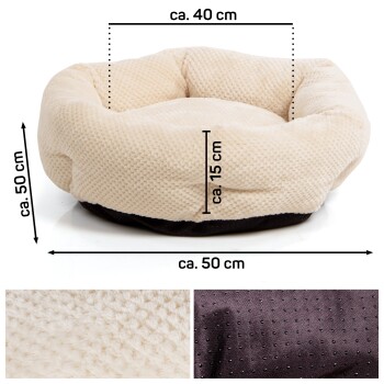 Ein plüschiges, rundes Haustierbett in Cremefarbe, mit einem Durchmesser von etwa 50 cm und einer Höhe von 15 cm, mit einer strukturierten Oberfläche und einem schwarzen Boden.