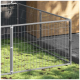 Ein großer, grauer Metallspielplatz für Haustiere mit einer Tür, der ein Gitterdesign für Sichtbarkeit und Belüftung aufweist.
