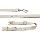 Beige Haustierleine mit einem Metallclip, verstellbarem Schnallenverschluss und zwei Metallringen, mit umweltfreundlichen Symbolen auf dem Stoff.