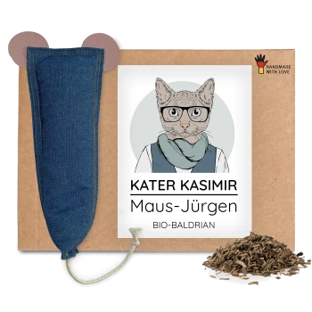 Denim-Mäusespielzeug auf Schachtel mit getrocknetem Baldrian und Etikett mit Katzenporträt und Aufschrift 'KATER KASIMIR Maus-Jürgen BIO-BALDRIAN'.