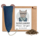 Denim-Mäusespielzeug auf Schachtel mit getrocknetem Baldrian und Etikett mit Katzenporträt und Aufschrift 'KATER KASIMIR Maus-Jürgen BIO-BALDRIAN'.