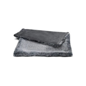 Zwei weiche, graue Haustierdecken übereinander gestapelt, mit einer plüschigen, pelzigen Textur auf einer Seite und einer glatten Oberfläche auf der anderen.