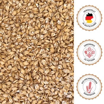 Nahaufnahme von hellbraunem Getreide-Tierfutter mit drei Abzeichen mit den Aufschriften „Made in Germany“, „Ganzjährig füttern“ und „Aus hochwertigen Rohstoffen“ auf Deutsch.