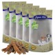 Fünf Tüten von Lyra Pet Nature Power Hundeleckerlis werden angezeigt, mit einem Haufen Leckerlis davor.