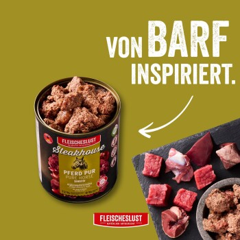 Geöffnete Dose FLEISCHESLUST Steakhouse 'Pferd Pur' (Pure Horse) Nassfutter mit Stücken, rohes Pferdefleisch auf Schiefer, Text 'VON BARF INSPIRIERT.'