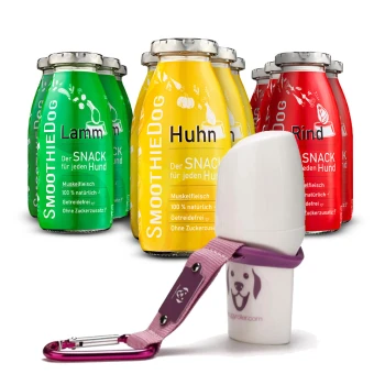 Vier bunte Flaschen von SmoothieDog Snacks für Hunde mit den Bezeichnungen "Huhn", "Lamm" und "Rind", neben einem weißen Haustierroller mit einem rosa Riemen.