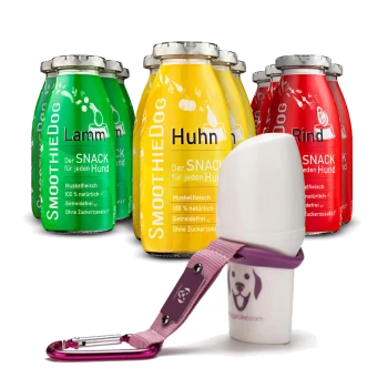 Vier bunte Flaschen von SmoothieDog Snacks für Hunde mit den Bezeichnungen "Huhn", "Lamm" und "Rind", neben einem weißen Haustierroller mit einem rosa Riemen.